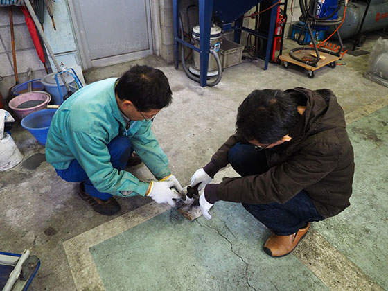 スライディングハンマーは2人で