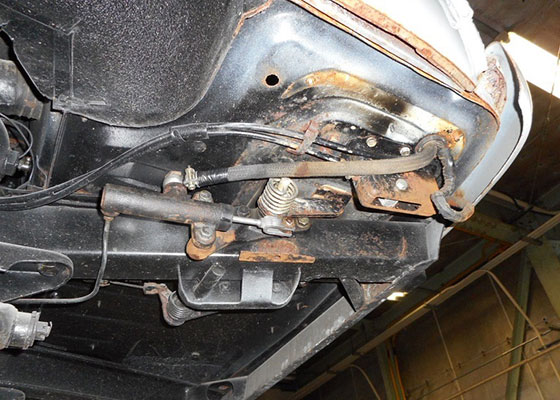 運転手の足の下になります